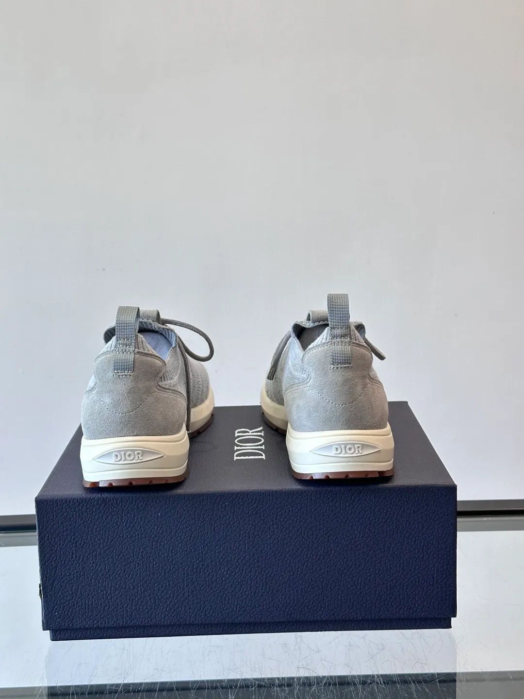 Men's Men's Shoes 💰p440 "Dior" B80 sneakers are a new product of Dior men's series, focusing on comfort and fashion. The upper is made of breathable mesh + fabric splicing, which is lightweight and fits the shape of the foot, making it super comfortable for daily wear. The sole is made of rubber, which has great grip and wear resistance, and is suitable for commuting or light sports. The overall style is simple, the gray tone is versatile, and the shoelaces are adjustable for a more stable fit. Designed by Kim Jones, it is both practical and trendy. It is one of the new hot items in early spring①. size: 39-45 (38.46 customized)